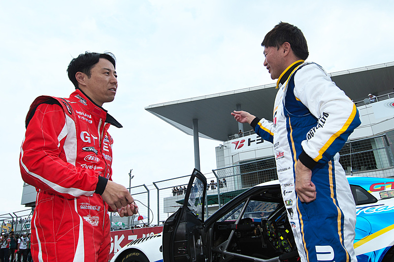 決勝レース前のグリッドウォーク中にホームストレート上で会話する星野一樹（左）と本山哲選手（右）