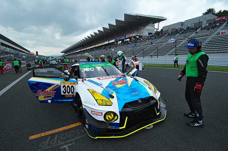 予選トップの300号車はそのままの順位をキープ