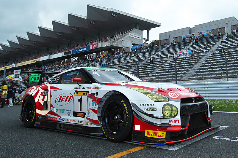 予選2位の1号車はトップの300号車から5秒程度のポジションを維持して追走を続ける