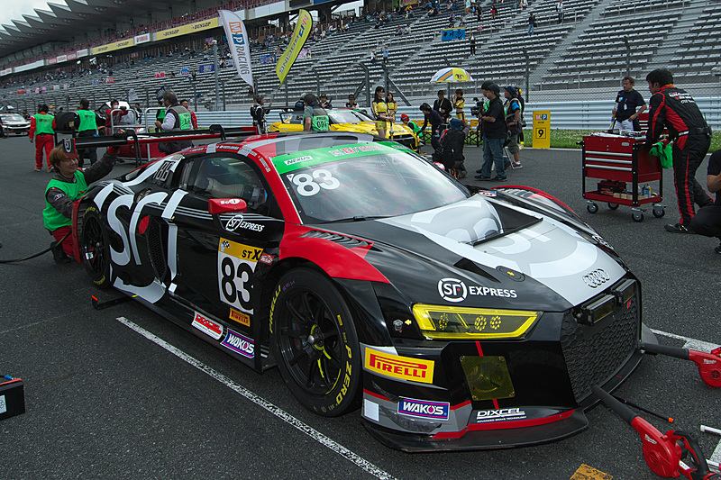 予選3位スタートの83号車は数周周回した後にピットイン。クラス4位に後退した