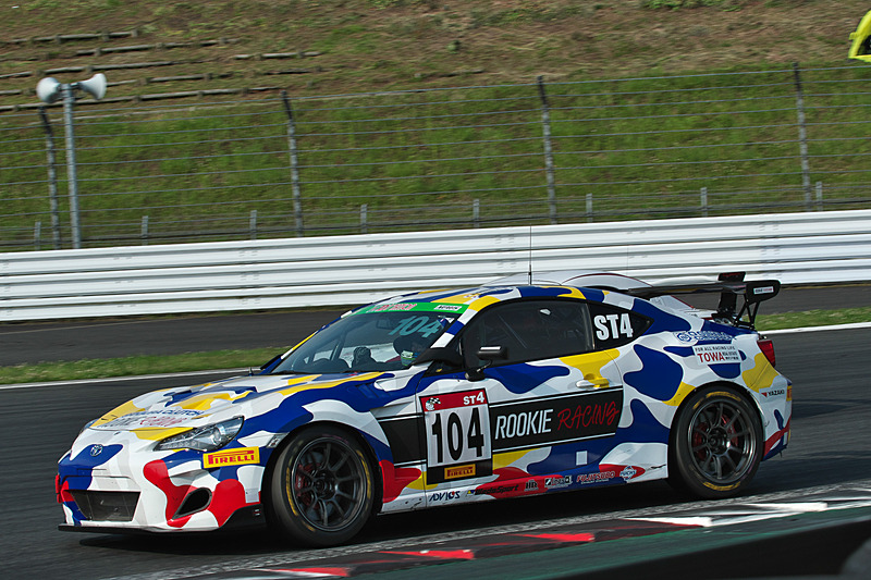 104号車「ROOKIE RACING 86」のスタートドライバーは豊田大輔選手が務めた