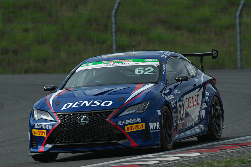 62号車「DENSO Le Beausset RC350」が1コーナーを止まりきれずにコースアウト