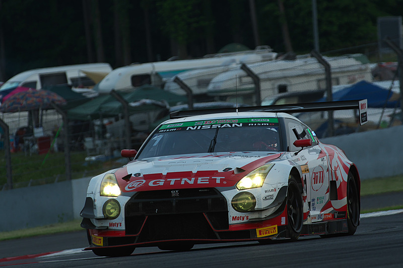6時間経過時点でトップを走る1号車「GTNET GT3 GT-R」
