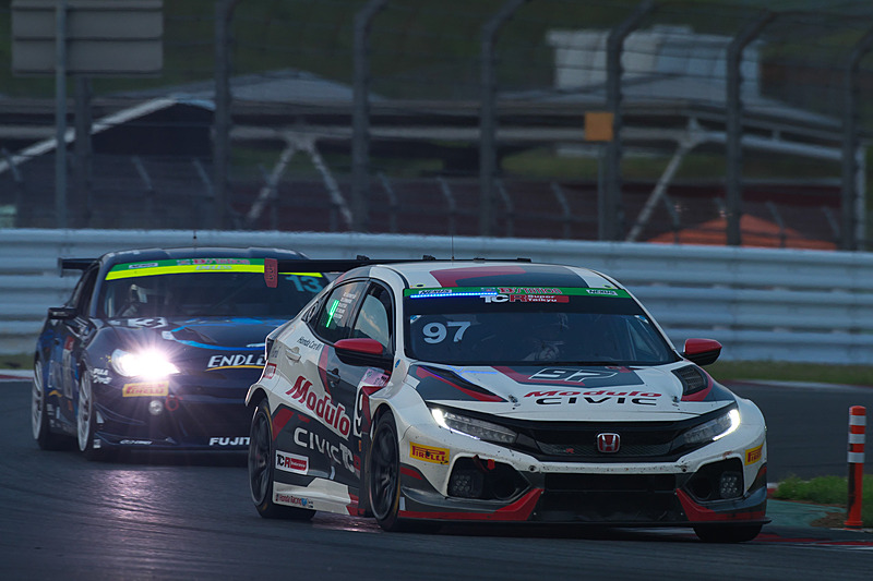 ダメージの修復で順位を落とした97号車「Modulo CIVIC」は、再度の追い上げで6時間経過時点で6番手まで順位を戻す