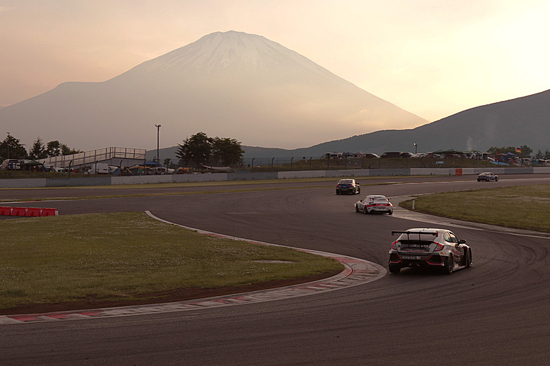 レースは幽玄な富士山を望む夕方からナイトレースに移行。コース周辺にはレース観戦とキャンプを同時に楽しむ観客の姿もあり、20時ごろには花火が打ち上げられた