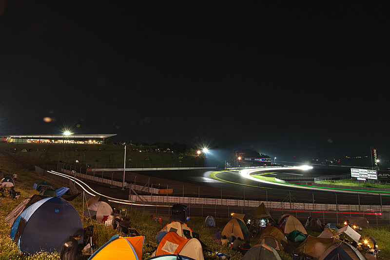 レースは幽玄な富士山を望む夕方からナイトレースに移行。コース周辺にはレース観戦とキャンプを同時に楽しむ観客の姿もあり、20時ごろには花火が打ち上げられた