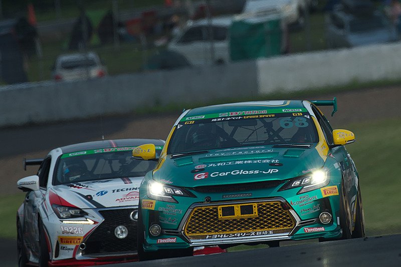 68号車「埼玉トヨペット Green Brave GR SPORT マークX」は大きなトラブルを抱え、チームスタッフとして活動する埼玉トヨペットのディーラーメカニックの手でトランスミッションやドライブシャフト、マフラーなどを交換。大きなタイムロスとなったが、諦めることなく再びコースインしていった