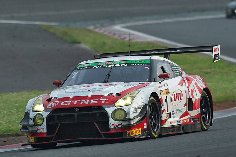 3位以下に20周以上の差を付け、1号車（上段）と300号車（下段）の2台が1分ほどのタイム差で激しく争っている