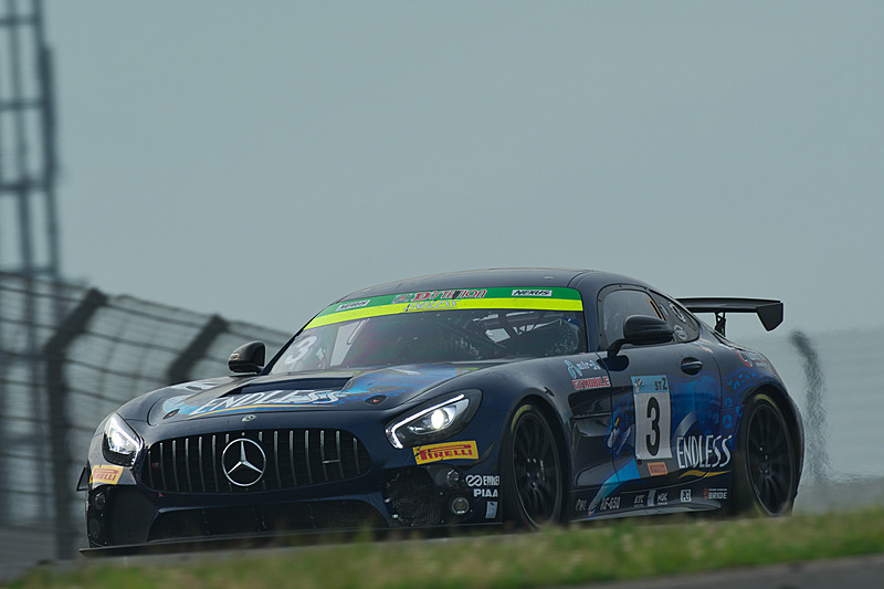 3台がエントリーしたST-Zクラスは、2号車「ケーズフロンティア SYNTIUM KTM」（下段）の脱落で3号車「ENDLESS AMG GT4」（上段）と51号車「DIAMANGO Cayman」の一騎打ちとなっている