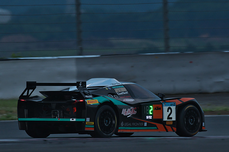 3台がエントリーしたST-Zクラスは、2号車「ケーズフロンティア SYNTIUM KTM」（下段）の脱落で3号車「ENDLESS AMG GT4」（上段）と51号車「DIAMANGO Cayman」の一騎打ちとなっている