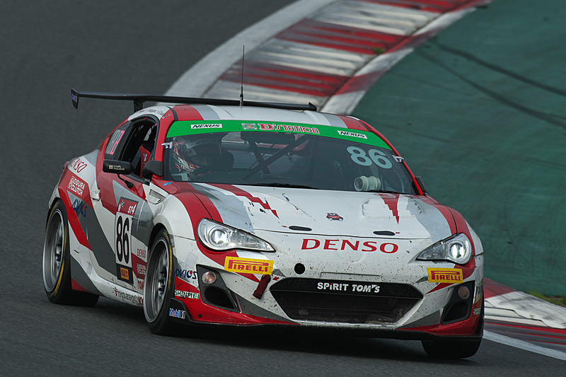 ST-4クラスでトップ走行する86号車「TOM'S SPIRIT 86」