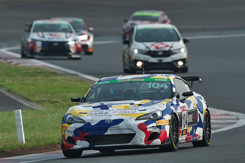 104号車は石浦宏明選手がステアリングを受け継ぎ、クラス4位で走行中