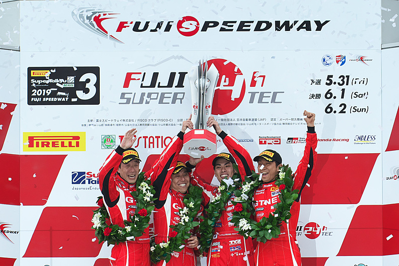 ドライバーの浜野彰彦選手、星野一樹選手、藤波清斗選手、平峰一貴選手が総合優勝として表彰台に立った