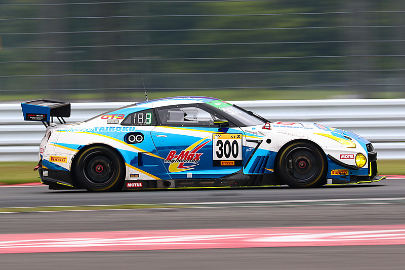 予選トップから決勝レースに臨み、激しくトップ争いを繰り広げた300号車だったが、トラブル対応で長時間のピットインを余儀なくされ、3位に後退