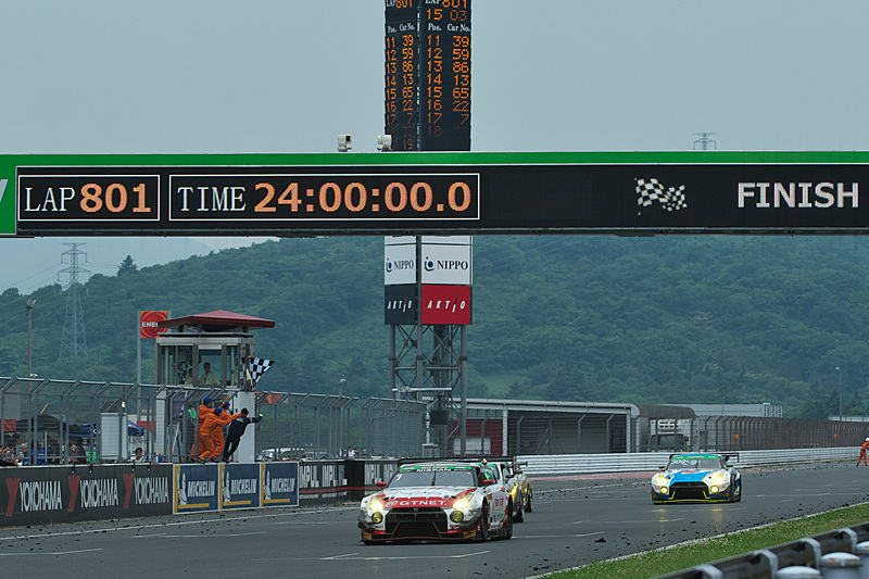 1号車は24時間で富士スピードウェイを801周を走行し、チェッカーフラッグを受けた