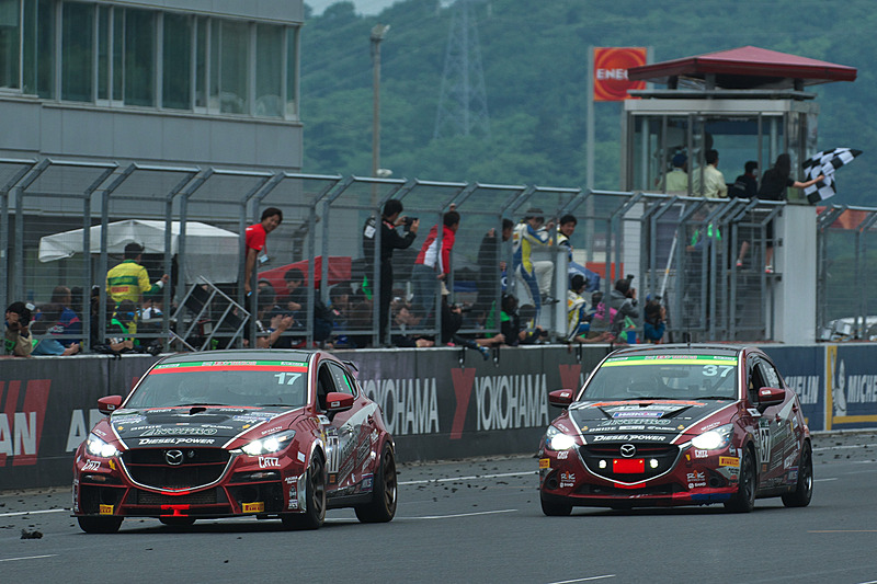 今回のレースは安定した展開となり、終盤はペース調整を行なってランデブー走行を見せるチームなどもあった