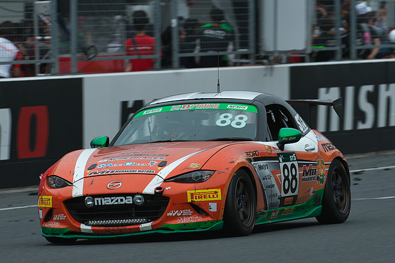 ST-5クラストップの88号車「村上モータースMAZDAロードスター」