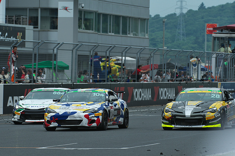 104号車「ROOKIE RACING 86」のフィニッシュドライバーを“MORIZO”選手が務めた