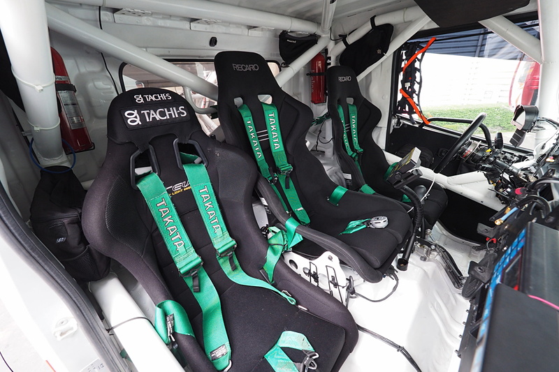 3名の乗員は1列の横並び