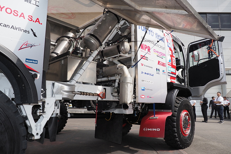 ボディサイドを開けると捩り剛性が2倍になったというBOX断面フレームも見える