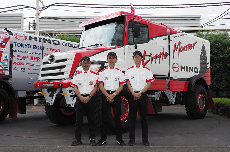 今回新たに投入されるHINO600シリーズ。写真右から塙雄大氏（ナビゲーター）、塙郁夫氏（ドライバー）、鈴木誠一氏（ナビゲーター）