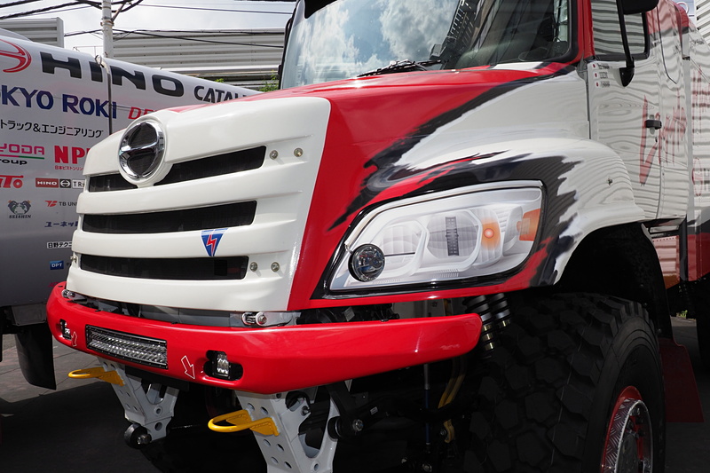量産車のライトが描かれたボンネットキャブはアメリカンな雰囲気