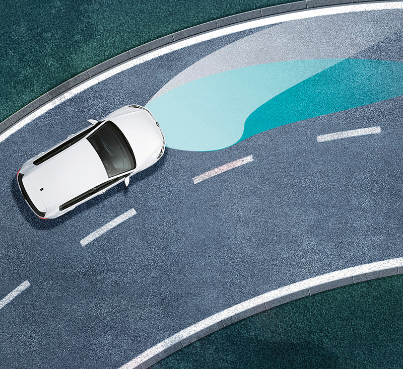 一部モデルでは、「ダイナミックコーナリングライト」（左）、「ダイナミックライトアシスト」（右）を標準装備