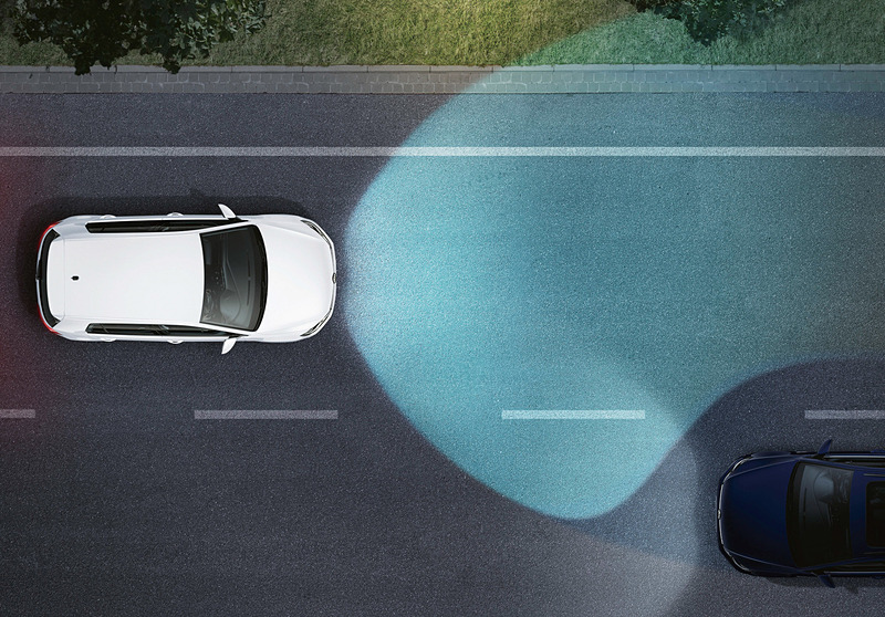 一部モデルでは、「ダイナミックコーナリングライト」（左）、「ダイナミックライトアシスト」（右）を標準装備