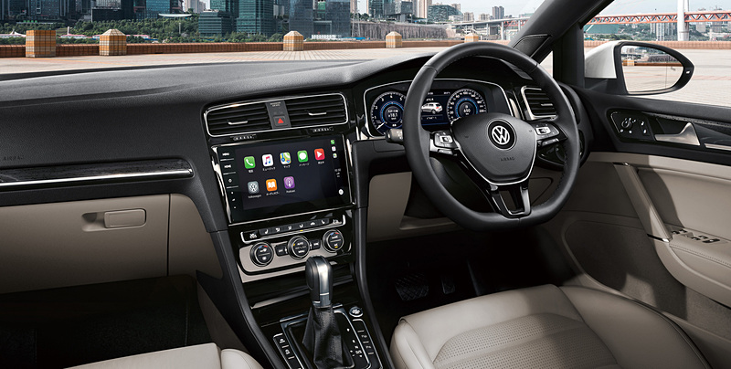 ベージュカラーのレザーシートを装着したモデルのインテリアイメージ