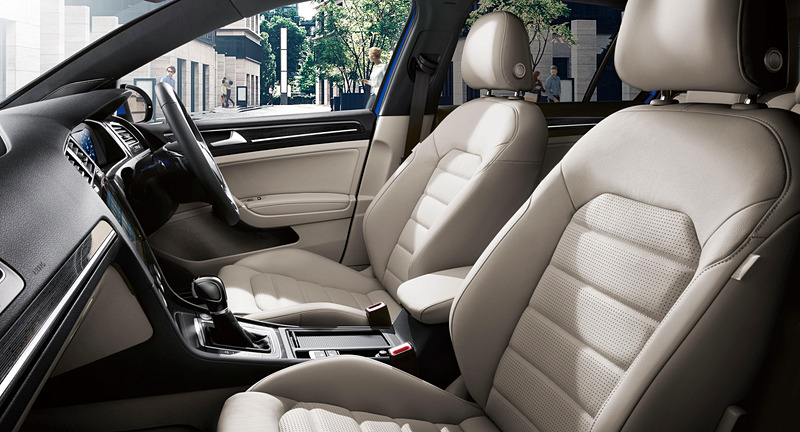 ベージュカラーのレザーシートを装着したモデルのインテリアイメージ