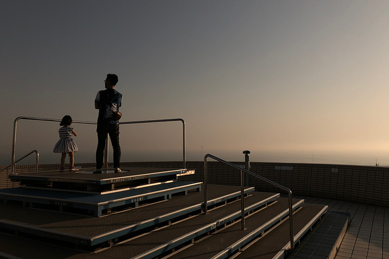 地球の丸さを実感できる「地球の丸く見える丘展望館」のてっぺんに来ると、360度の大パノラマ。晴天の時は日没まで営業しているので、サンセットを眺めるのもステキですね。私は10年くらい前に初日の出を見に来たことがあります