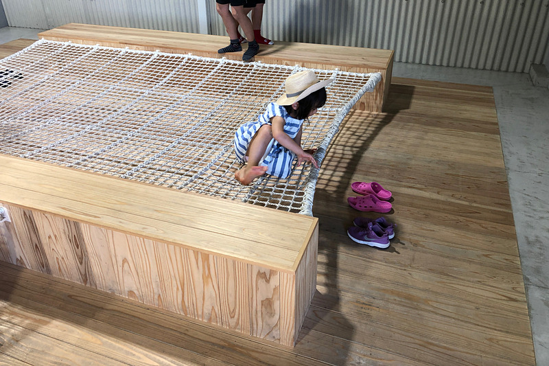 犬吠埼に新たにオープンした複合施設「INUBOU TERASU TERRACE」の2階には、こうしたハンモックの休憩スペースが広がっています。天井までの大きなガラスに面していて、のんびりと海を眺められるのがステキ。娘はさっそく乗り込んで飛び跳ねてましたが（笑）