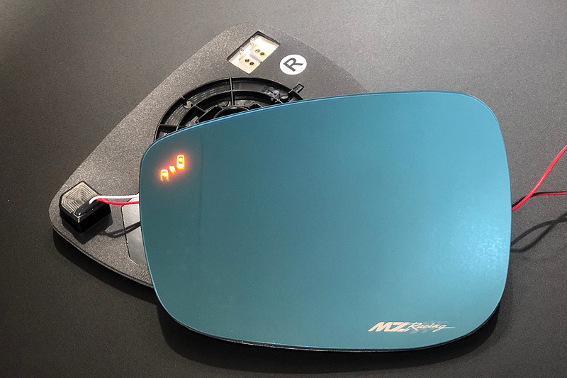 親水性があり防眩効果もあるブルーミラー。ミラー下部にはMZRacingのロゴが刻まれる