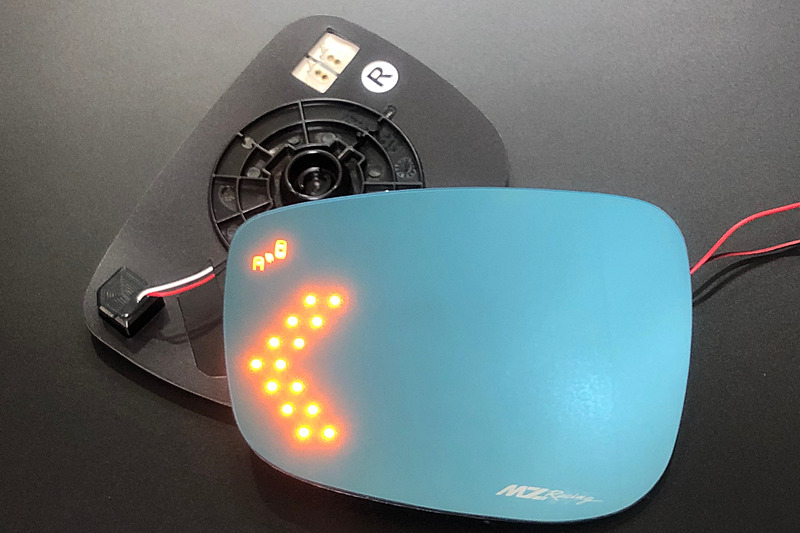 大きく分かりやすいLEDウインカーとBSMの警告灯も内蔵する