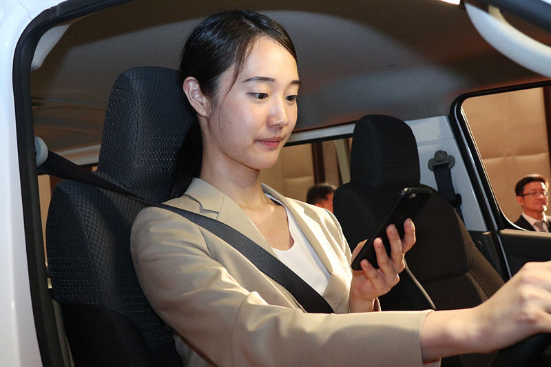 ドライバーがスマートフォンなどに視線を落とすと“特徴的な変化”が検出されるという