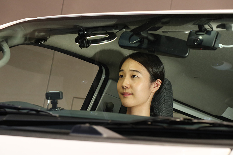 カメラ映像の中から、AIが「目」「鼻」「あご」を目印のランドマークとして検出。10万枚を超える画像をディープラーニングで学習させ、眼鏡やマスクなどを着用してもAIが人の顔を認識できるようにしているという