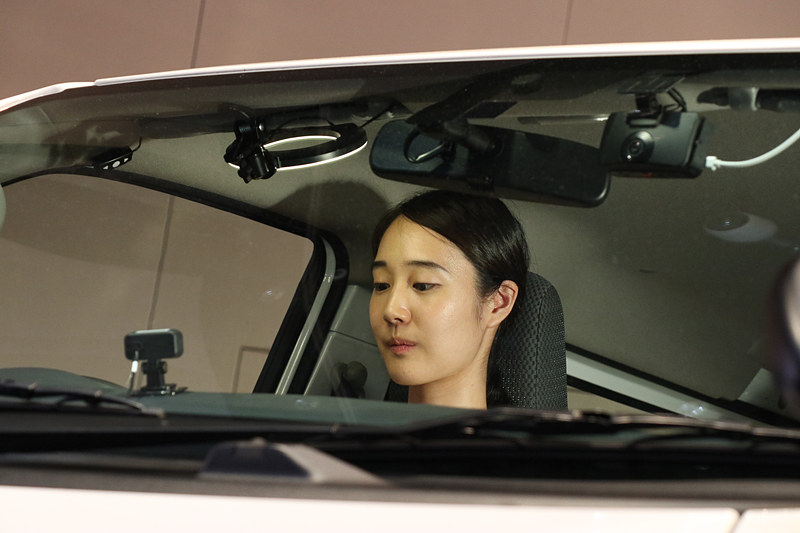 カメラ映像の中から、AIが「目」「鼻」「あご」を目印のランドマークとして検出。10万枚を超える画像をディープラーニングで学習させ、眼鏡やマスクなどを着用してもAIが人の顔を認識できるようにしているという