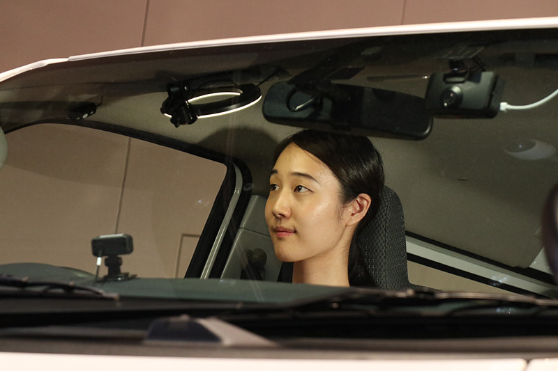 カメラ映像の中から、AIが「目」「鼻」「あご」を目印のランドマークとして検出。10万枚を超える画像をディープラーニングで学習させ、眼鏡やマスクなどを着用してもAIが人の顔を認識できるようにしているという