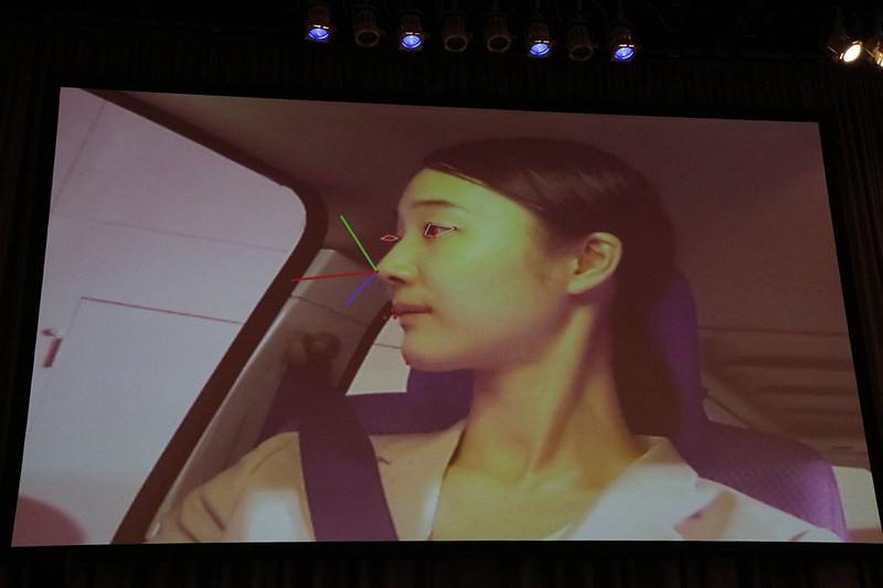 カメラ映像の中から、AIが「目」「鼻」「あご」を目印のランドマークとして検出。10万枚を超える画像をディープラーニングで学習させ、眼鏡やマスクなどを着用してもAIが人の顔を認識できるようにしているという