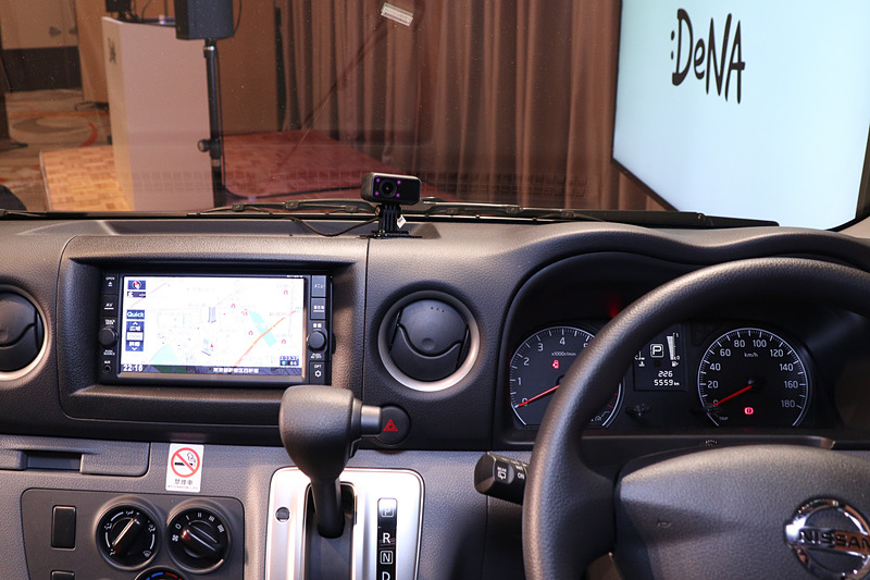 メーターフードの左側に内向きカメラを設置