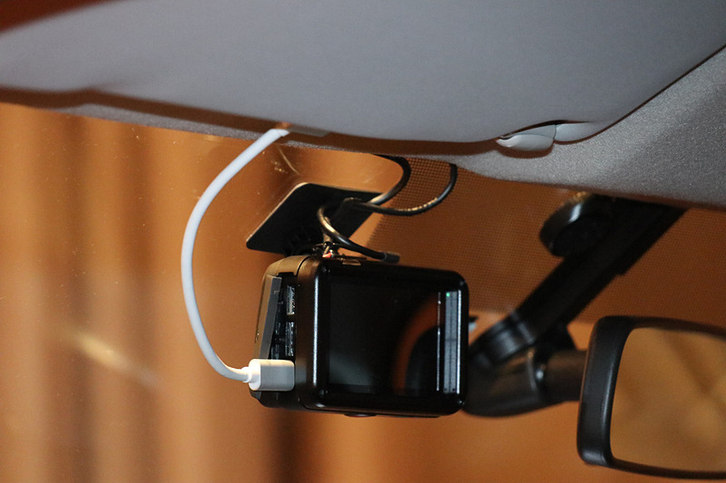 白いケーブルはデモ映像の出力用で、通常は接続されないもの。内向きカメラとのデータ連動や電源供給は本体上部に接続されたケーブルで行なう。白いケーブルがつながっている部分にSIMスロットを用意