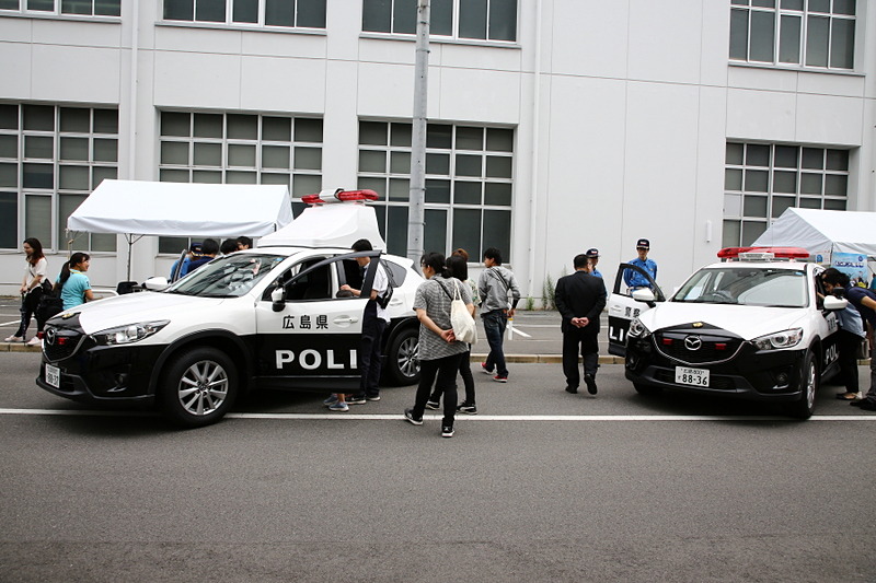 府中町の消防車やマツダ消防隊の放水体験、広島県警のパトカーや白バイの展示もあり、子供たちに人気のコンテンツとなっていた