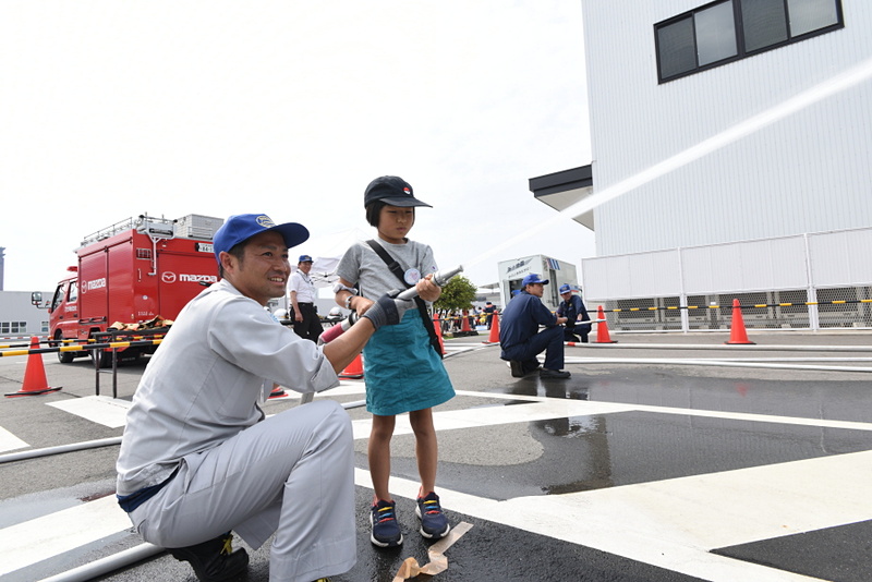 府中町の消防車やマツダ消防隊の放水体験、広島県警のパトカーや白バイの展示もあり、子供たちに人気のコンテンツとなっていた