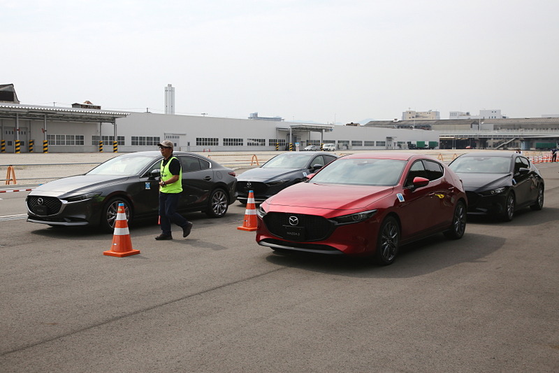MAZDA3を使った人馬一体試乗会。高齢者の状態を疑似体感するスーツを試着し、ペダルレイアウトの重要性なども解説していた