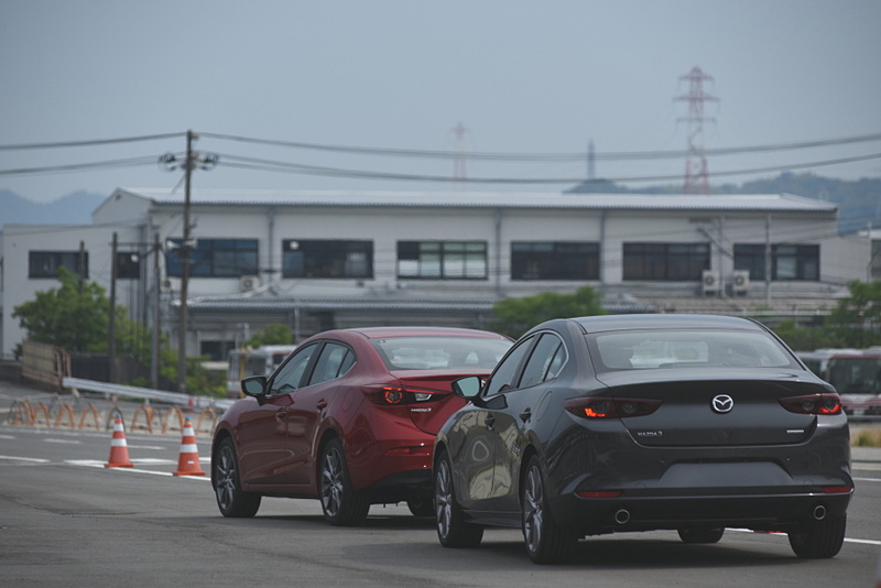 MAZDA3を使った人馬一体試乗会。高齢者の状態を疑似体感するスーツを試着し、ペダルレイアウトの重要性なども解説していた