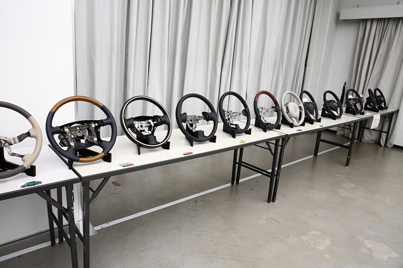 歴代モデルのステアリングを展示し、変遷を紹介するコーナー。本革の素材を説明するコーナーもあり、部位によって異なる本革の質感を触って確かめることができた