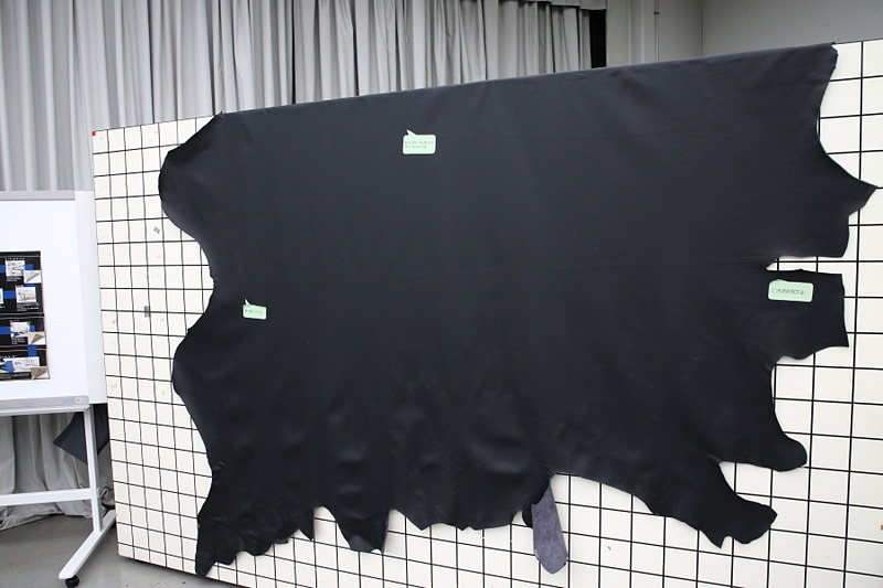 歴代モデルのステアリングを展示し、変遷を紹介するコーナー。本革の素材を説明するコーナーもあり、部位によって異なる本革の質感を触って確かめることができた