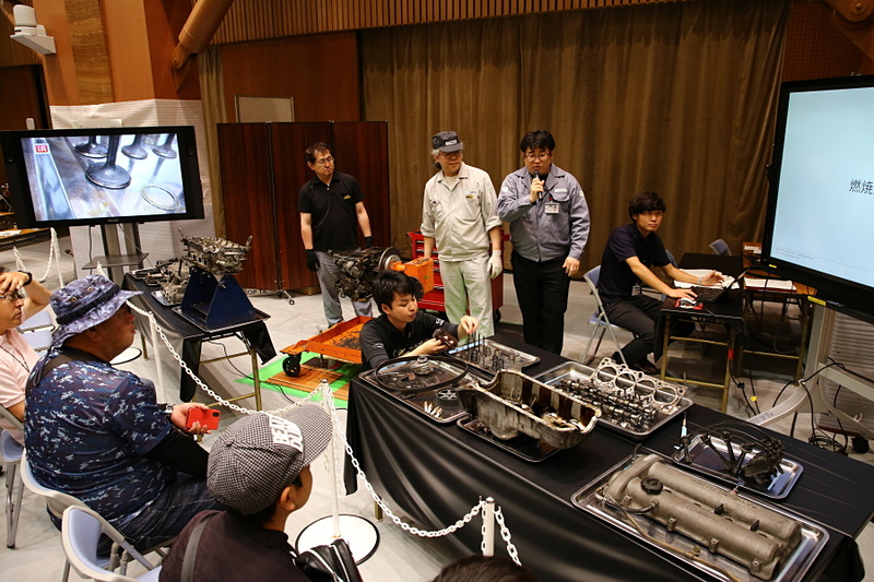 エンジニアが自ら15万km以上を走行した「ロードスター NA8」のエンジンを分解して、内部の摩耗状態を説明するコンテンツ。エンジン内部を細かく解説していて、ここだけで長い時間を費やせるほどの内容となっていた