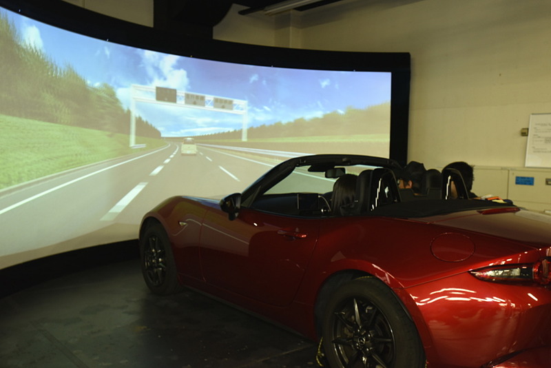 実際に開発時に使われているドライビングシミュレーターを体感できるコーナー