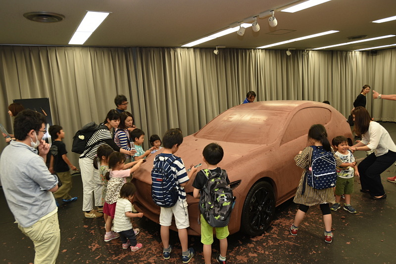 子供向けのコンテンツはどの区画にも用意されていて、クレイモデルを実際に削ってみる体験や、鋳物を砂型に流し込んで鋳造するコ－ナーなど、趣向を凝らしたコンテンツとなっていた